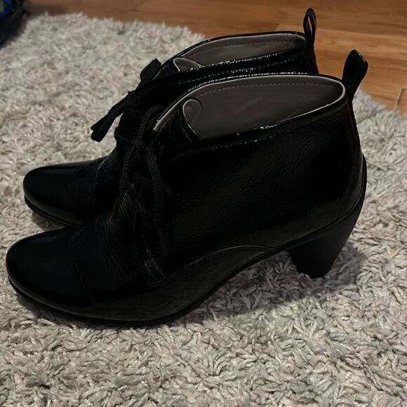 ECCO EUC black patent leather lace up ankle booties Size 40 - Picture 1 of 8